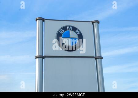 OCALA, FLORIDA - 2. NOVEMBER 2023 BMW-Logo-Schild bei einem Autohändler. Bavaria Motor Works ist ein deutscher multinationaler Hersteller von Luxusfahrzeugen Stockfoto