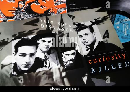 Viersen, Deutschland - 9. Mai. 2023: Close-up of Curiosity tötete die britische Funk Pop Band Vinyl-Cover von 1987 Stockfoto