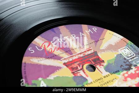 Viersen, Deutschland - 9. Mai. 2023: Nahaufnahme der Band Supertramp Vinyl-Label Live in Paris ab 1979 Stockfoto