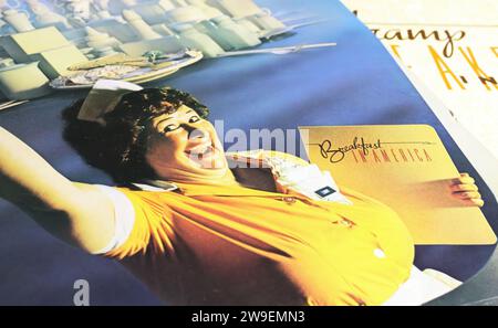 Viersen, Deutschland - 9. Mai. 2023: Close-up der Band Supertramp Hit Album-Cover Breakfast in America von 1979 Stockfoto