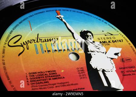 Viersen, Deutschland - 9. Mai. 2023: Nahaufnahme der Band Supertramp Vinyl-Label Breakfast in America von 1979 Stockfoto