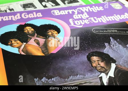 Viersen, Deutschland - 9. Mai. 2023: Closeup von Barry White und Love Unlimited Vinyl-Album-Cover Grand Gala aus dem Jahr 1973 Stockfoto