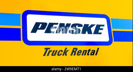 Ocala, Florida, USA 2. November 2023 Penske Truck Rental Van Leasing, Nahaufnahme des Logoschildes mit hellblauem, gelbem, schwarzem und weißem c Stockfoto