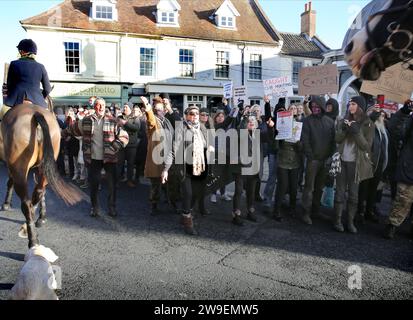 Bungay, Suffolk, Großbritannien. Dezember 2023. Jagd-Demonstranten schwenken Plakate, während die Reiter und Hunde während der Jagdparade am zweiten Weihnachtsfeiertag vorbeifahren. Im Stadtzentrum von Bungay wurde Protest gegen Tierquälerei abgehalten, als die Waveney und Norfolk Harriers durch die Straßen ziehen und die Landsleute unterstützen. Die Demonstranten sagten, dass trotz ihres Verbots der traditionellen Fuchsjagd Tiere immer noch während der Wanderjagd getötet werden und sie fordern ein totales Verbot. (Credit Image: © Martin Pope/SOPA Images via ZUMA Press Wire) NUR REDAKTIONELLE VERWENDUNG! Nicht für kommerzielle Zwecke Stockfoto