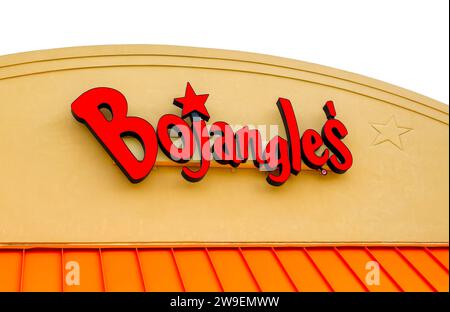 OCALA, FLORIDA, USA - 22. OKTOBER 2023 von Bojangles inspirierte Fast Food-Kette, die für gebratenes Cajun-Huhn und berühmte Kekse bekannt ist. Außenschild sig Stockfoto