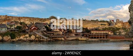 Mellieha, Malta - 20. Dezember 2023: Panoramablick auf Popeye Village in Anchor Bay auf Malta Stockfoto