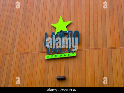 OCALA, FLORIDA, USA, 14. OKTOBER 2023 Außenlogo der Firma Laredo Taco. Leuchtender lindgrüner Stern mit schwarzen, kräftigen Buchstaben im mexikanischen Stil Stockfoto