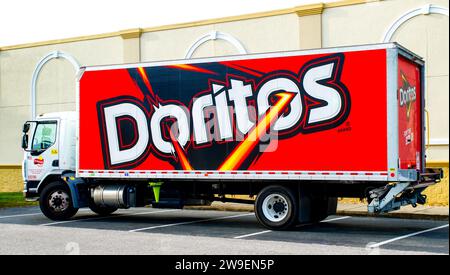 OCALA, FLORIDA, USA - 22. OKTOBER 2023 Doritos Lieferwagen parkt draußen. Frito Lay ist ein US-amerikanisches Unternehmen, das FR herstellt, vermarktet und verkauft Stockfoto