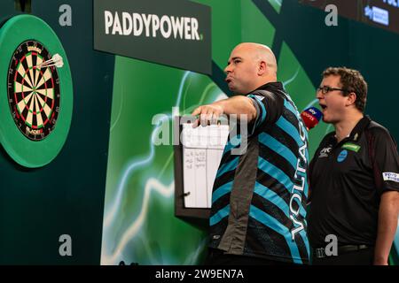 Alexandra Palace, London, Großbritannien. Dezember 2023. 2023/24 PDC Paddy Power World Dart Championships Tag 10 Nachmittag Session; Rob Cross feiert weitere 180 Punkte: Action Plus Sports/Alamy Live News Stockfoto