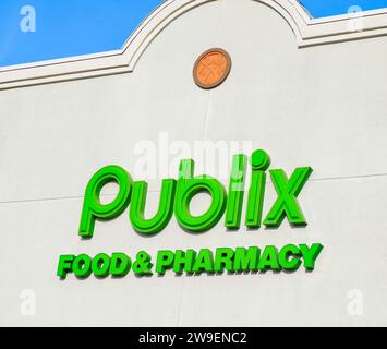 OCALA, FLORIDA USA - 22. OKTOBER 2023 Publix Supermarkt Lebensmittel und Apotheke Nahaufnahme des Limettengrünen Logos. Blauer Himmel Hintergrund. Es ist ein Mitarbeiter Stockfoto