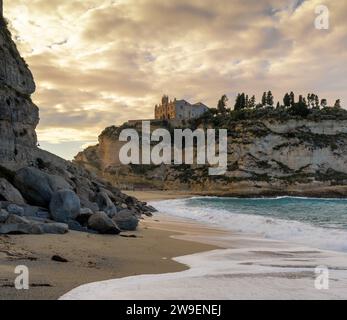 Tropea, Italien - 16. Dezember 2023: Blick auf das Tropea-Heiligtum und den Rotonda-Strand im warmen Abendlicht Stockfoto