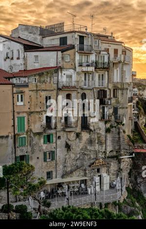 Tropea, Italien - 16. Dezember 2023: Vertikaler Blick auf die Häuser der Altstadt der Stadt Tropea auf den Klippen in Kalabrien bei Sonnenuntergang Stockfoto