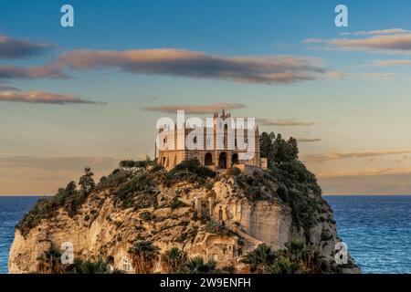 Tropea, Italien - 16. Dezember 2023: Blick auf die Kirche Santa Maria dell'Isola auf ihrem felsigen Vorsprung in Tropea bei Sonnenuntergang Stockfoto