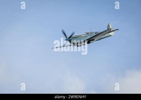 Supermarine Spitfire PRXI PL983 (G-PRXI) wurde am 1. Oktober 2023 auf der Shuttleworth Race Day Airshow durchgeführt. Stockfoto