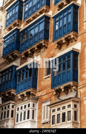 Valletta, Malta - 23. Dezember 2023: Blick auf die typischen farbenfrohen Gallarijas oder umschlossenen Balkone in der Innenstadt von Valletta in Malta Stockfoto
