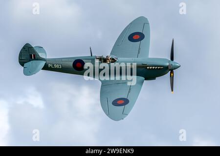 Supermarine Spitfire PRXI PL983 (G-PRXI) wurde am 1. Oktober 2023 auf der Shuttleworth Race Day Airshow durchgeführt. Stockfoto