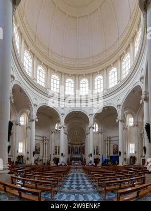 Xewkija, Malta - 20. Dezember 2023: Innenansicht des Mittelschiffs und der Kuppel der Rotunde der Xewkija-Kirche auf der Insel Gozo in Malta Stockfoto