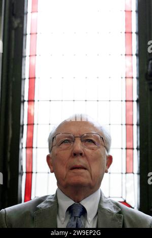 Paris, Frankreich. September 2010. EXKLUSIV - ehemaliger Präsident der Europäischen kommission Jacques Delors nimmt an einer Debatte Teil, die vom Magazin Esprit zum Thema "welche Zukunft Europas nach der Griechenlandkrise?" veranstaltet wird. Im Rathaus des 3. Bezirks von Paris, am 14. september 2010. Foto: Stephane Lemouton/ABACAPRESS.COM Credit: Abaca Press/Alamy Live News Stockfoto