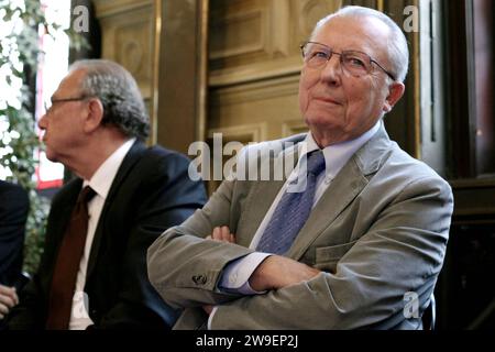 Paris, Frankreich. September 2010. EXKLUSIV - ehemaliger Präsident der Europäischen kommission Jacques Delors nimmt an einer Debatte Teil, die vom Magazin Esprit zum Thema "welche Zukunft Europas nach der Griechenlandkrise?" veranstaltet wird. Im Rathaus des 3. Bezirks von Paris, am 14. september 2010. Foto: Stephane Lemouton/ABACAPRESS.COM Credit: Abaca Press/Alamy Live News Stockfoto