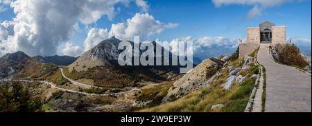 Panoramablick vom Gipfel des Jezerski Vrh mit Blick auf das Njegos Mausoleum und den Berg Lovćen, Nationalpark Lovćen, Montenegro Stockfoto