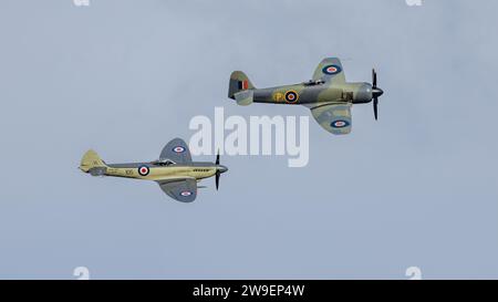 Hawker Fury Mk.II SR611 & Supermarine Seafire MkXVII SX336, die auf der Race Day Airshow am 1. Oktober 2023 in Shuttleworth stattfinden. Stockfoto