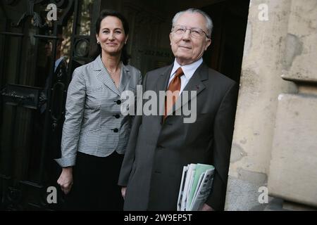 Paris, Frankreich. April 2007. Die französische sozialistische Präsidentschaftskandidatin Segolene Royal empfängt am 24. April 2007 den ehemaligen Präsidenten der Europäischen Kommission und ehemaligen Wirtschaftsminister Jacques Delors zu einer Arbeitssitzung in ihrem Hauptsitz in Paris, Frankreich. Foto: Axelle de Russe/ABACAPRESS.COM Credit: Abaca Press/Alamy Live News Stockfoto