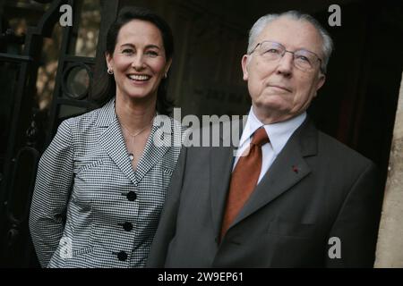 Paris, Frankreich. April 2007. Die französische sozialistische Präsidentschaftskandidatin Segolene Royal empfängt am 24. April 2007 den ehemaligen Präsidenten der Europäischen Kommission und ehemaligen Wirtschaftsminister Jacques Delors zu einer Arbeitssitzung in ihrem Hauptsitz in Paris, Frankreich. Foto: Axelle de Russe/ABACAPRESS.COM Credit: Abaca Press/Alamy Live News Stockfoto