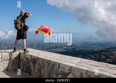 Ein Mann, der Fotos vom Njegos Mausoleum, Jezerski Vrh, Lovcen Nationalpark, Montenegro macht Stockfoto