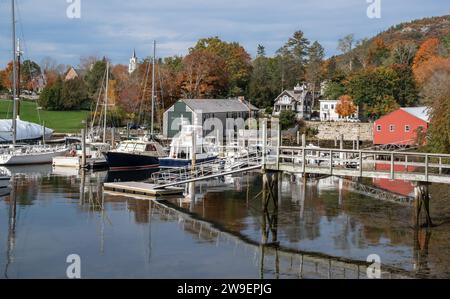 New England Harbor im Herbst schmücken die Herbstfarben die Uferpromenade einer kleinen Küstenstadt in Maine. Stockfoto