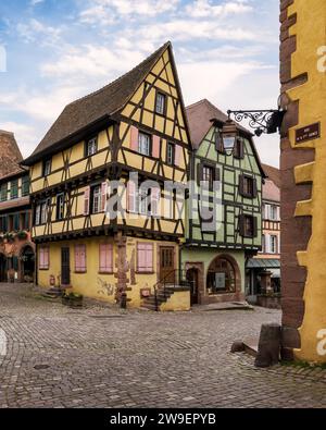 Malerische Stadtlandschaft im wunderschönen Märchenviertel Riquewihr, Elsass, Frankreich Stockfoto