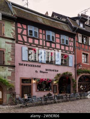 Malerische Stadtlandschaft im wunderschönen Märchenviertel Riquewihr, Elsass, Frankreich Stockfoto