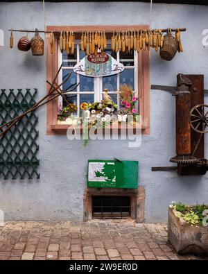 Malerische Stadtlandschaft im wunderschönen Märchenviertel Riquewihr, Elsass, Frankreich Stockfoto