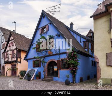 Malerische Stadtlandschaft im wunderschönen Märchenviertel Riquewihr, Elsass, Frankreich Stockfoto