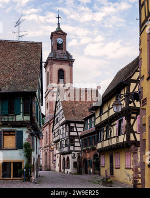 Malerische Stadtlandschaft im wunderschönen Märchenviertel Riquewihr, Elsass, Frankreich Stockfoto
