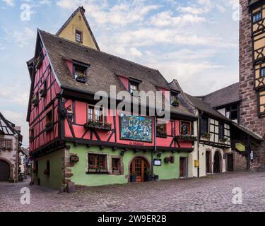 Malerische Stadtlandschaft im wunderschönen Märchenviertel Riquewihr, Elsass, Frankreich Stockfoto