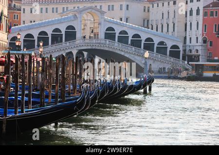 Rialto Brücke, Gondoliere, Gondel, Gondel, Gondeln, Venedig. Rudern, Romantisch, Idyllisch, Vergnügen auf den Wasserstraßen von Venedig Stockfoto