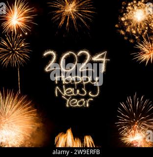 Feierliches Feuerwerk und 2024 Neujahrsgrüße vor dunklem Himmel. Stockfoto