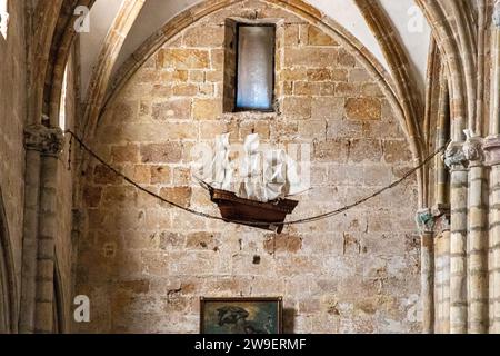 Laredo, Spanien. Boot und Ketten der Bootsbrücke in Sevilla während der Rückeroberung der maurischen Besatzung, in der Kirche der Heiligen Maria der Himmelfahrt Stockfoto