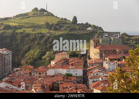 Laredo, Spanien. Blick auf den Friedhof und die Iglesia de Nuestra Senora de la Asuncion (Muttergottes von der Himmelfahrt) aus einem Blickwinkel Stockfoto