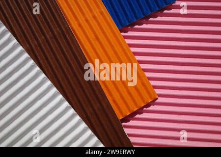 Horizontal und diagonal geriffelte Pappe mit den Farben Pink, weiß, Orange, Braun, Blau. Als Hintergrund gedacht Stockfoto