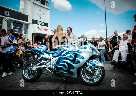 Ein schnelles Motorrad parkt auf dem Parkplatz des Ace Cafe in North West London, England Stockfoto