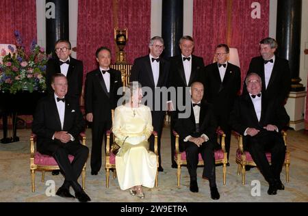 Dateifoto vom 16./07/91 von europäischen Führern im Musikzimmer des Buckingham Palace während des G7-Gipfels. Hintere Reihe (von links nach rechts): Italienischer Premierminister Giulio Andreotti; japanischer Premierminister Toshiki Kaifu; britischer Premierminister John Major; kanadischer Premierminister Brian Mulroney; Präsident der Europäischen Kommission Jacques Delors und niederländischer Premierminister Ruud Lubbers. Erste Reihe (von links nach rechts): US-Präsident George Bush, Königin Elizabeth II., französischer Präsident Francois Mitterand und deutscher Bundeskanzler Helmut Kohl. Der ehemalige Präsident der Europäischen Kommission Jacques Delors, Mitglied der Kommission Stockfoto