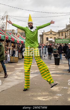 Mann auf Stelzen in Oxford Stockfoto