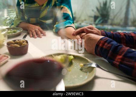 Der Mann berührt die Hand der Frau, um Liebe und Fürsorge auszudrücken Stockfoto