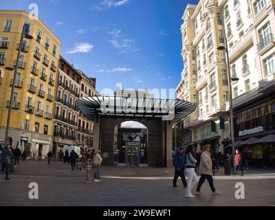 Die kürzlich renovierte Metrostation Gran Via hat am Eingang eine Nachbildung des Pavillons, den der Architekt Antonio Palacios hat Stockfoto