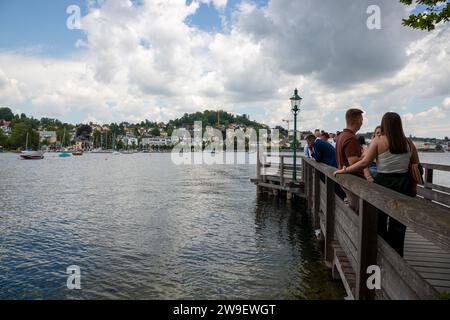 Gmunden , Österreich - 17. Juni 2023: Blick auf die Stadt Gmunden vom Traunsee aus Stockfoto