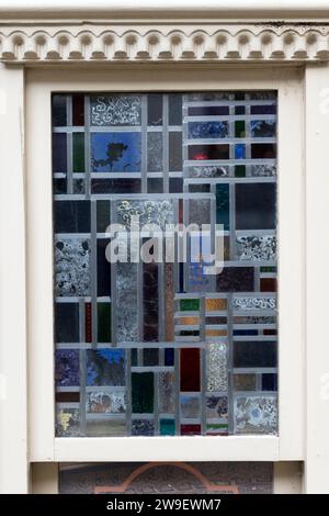 Buntglas im Empire-Stil an der Eingangstür. Stockfoto