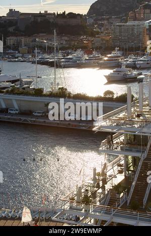 Monaco, Monte Carlo, 18. Oktober 2022: Sonnenuntergang Panorama von Port Hercule, vertäute Mega-Yacht, Sonnenspiegelung Stockfoto