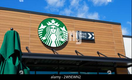 OCALA, FLORIDA, USA - 14. OKTOBER 2023 weltweites Starbucks Coffee Logo mit blauem Himmel und Wolken. Grüne und weiße nautische Sirene Merm Stockfoto