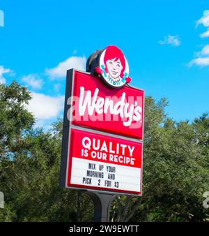 Ocala, Florida 16. November 2023 Wendys internationale Fast-Food-Kette mit Sitz in Amerika. Schilder für die Restaurantstange von der Straße aus gesehen, fahren Sie vorbei, b Stockfoto